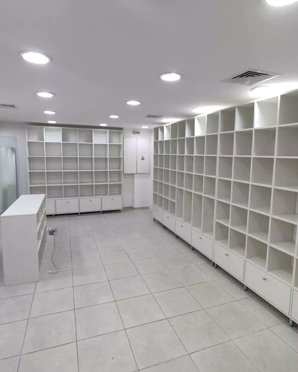 Loja com nichos e balcão de caixa em MDF branco — Marcenaria Costa, Curitiba