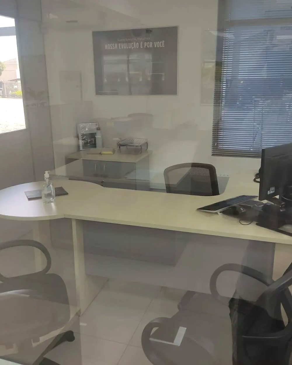 Recepção com bancada curva e estações de atendimento — Marcenaria Costa, Curitiba
