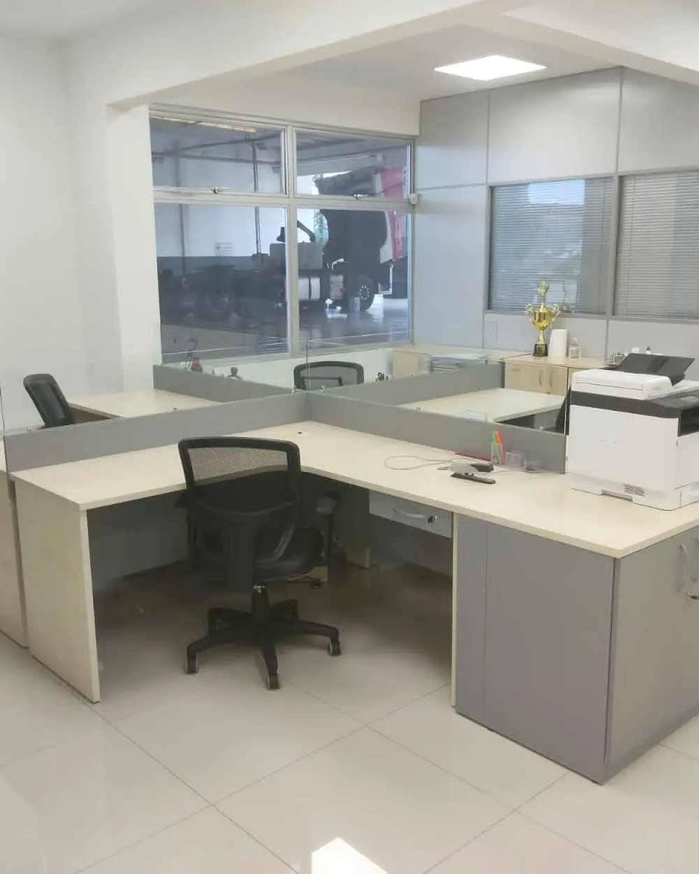 Estações de trabalho em L para escritório corporativo — Marcenaria Costa, Curitiba