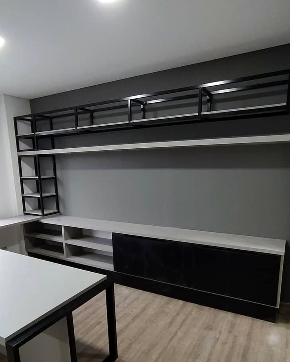 Sala comercial com prateleiras metálicas e bancada de reuniões — Marcenaria Costa, Curitiba