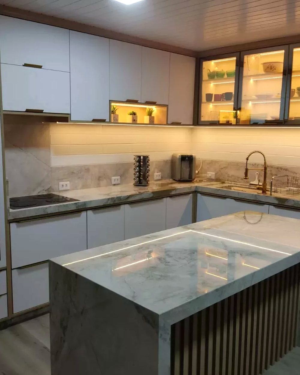 Cozinha planejada com ilha em quartzito e cristaleira iluminada — Marcenaria Costa, Curitiba