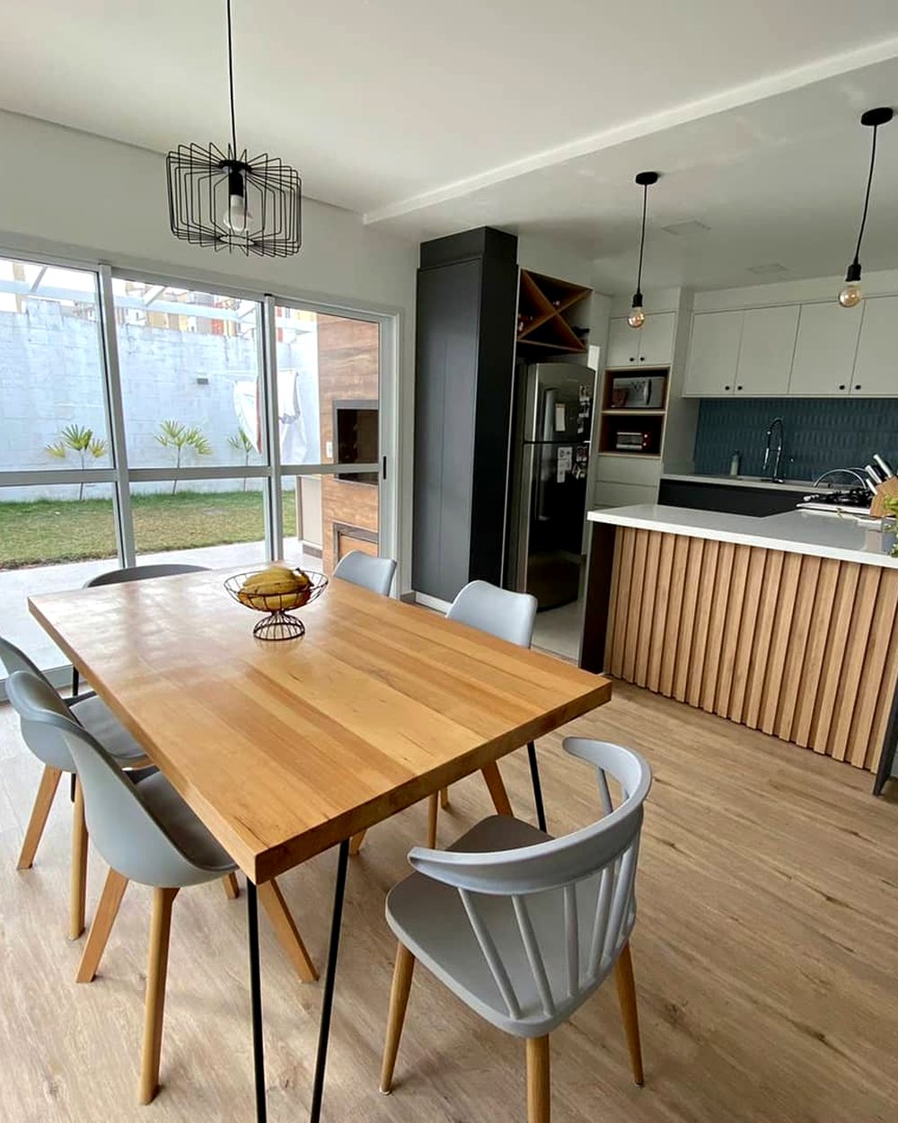 Cozinha integrada à sala de jantar com ilha ripada em madeira — Marcenaria Costa, Curitiba