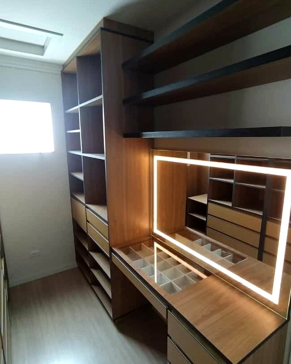 Closet com penteadeira, espelho iluminado e porta-joias — Marcenaria Costa, Curitiba