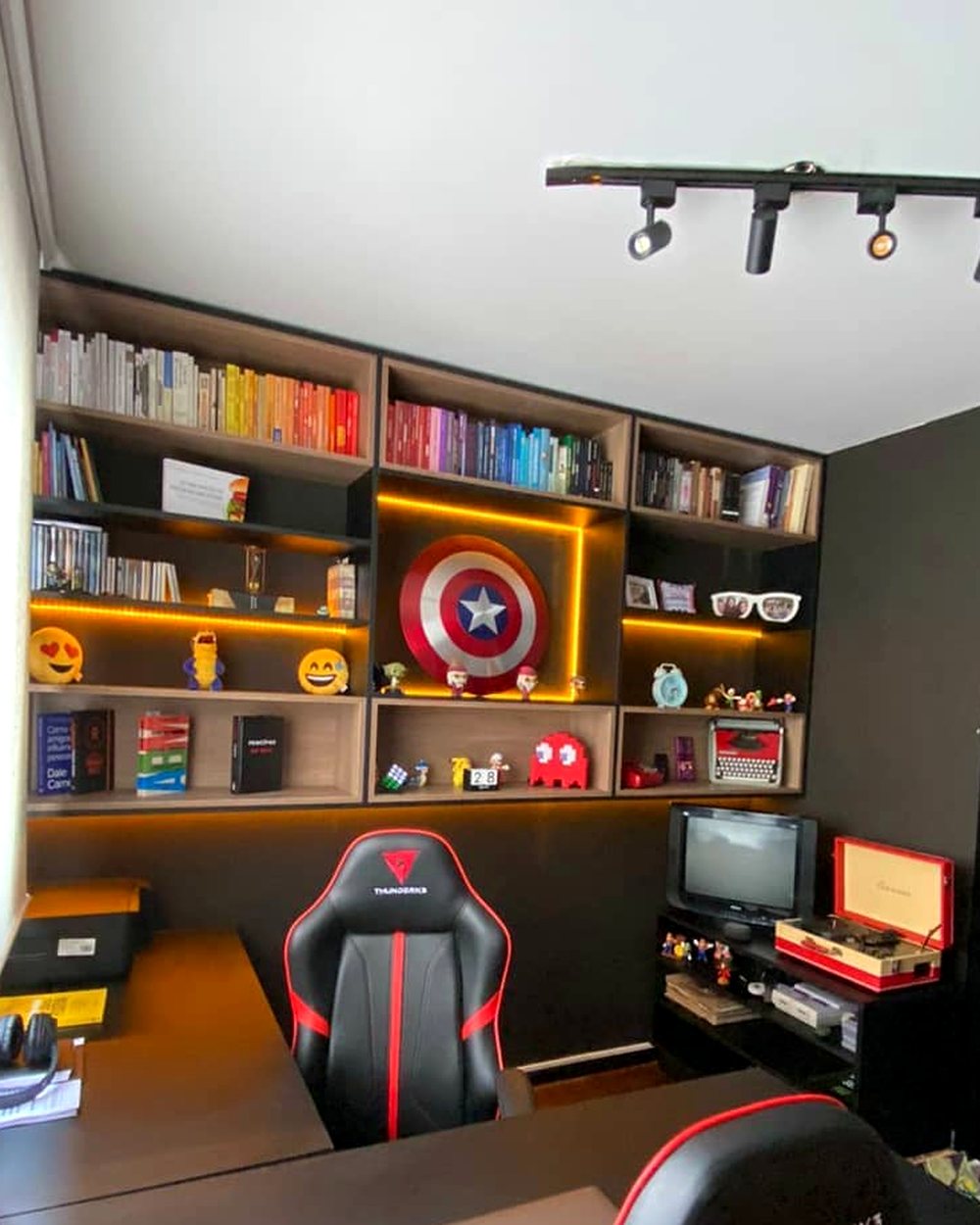Home office com estante iluminada e bancada em L — Marcenaria Costa, Curitiba